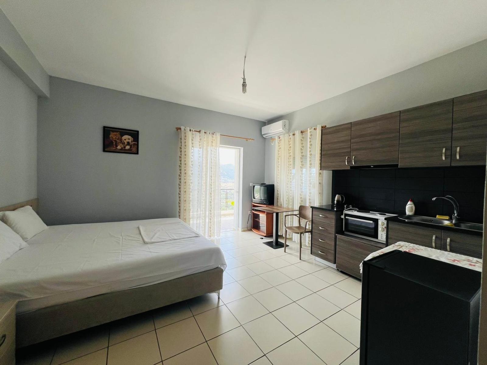 Apartments Aneta'S House Himare Esterno foto