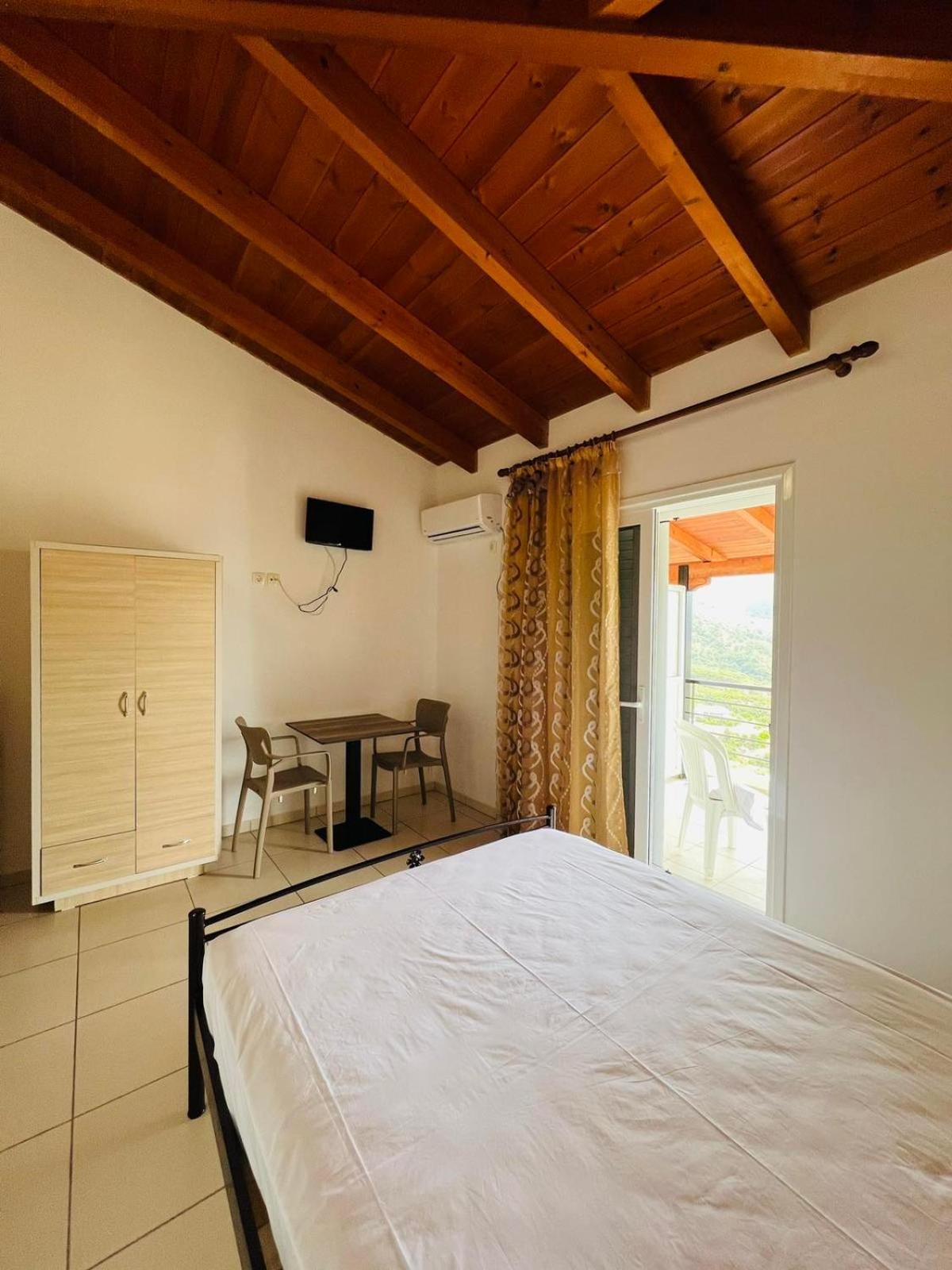 Apartments Aneta'S House Himare Esterno foto