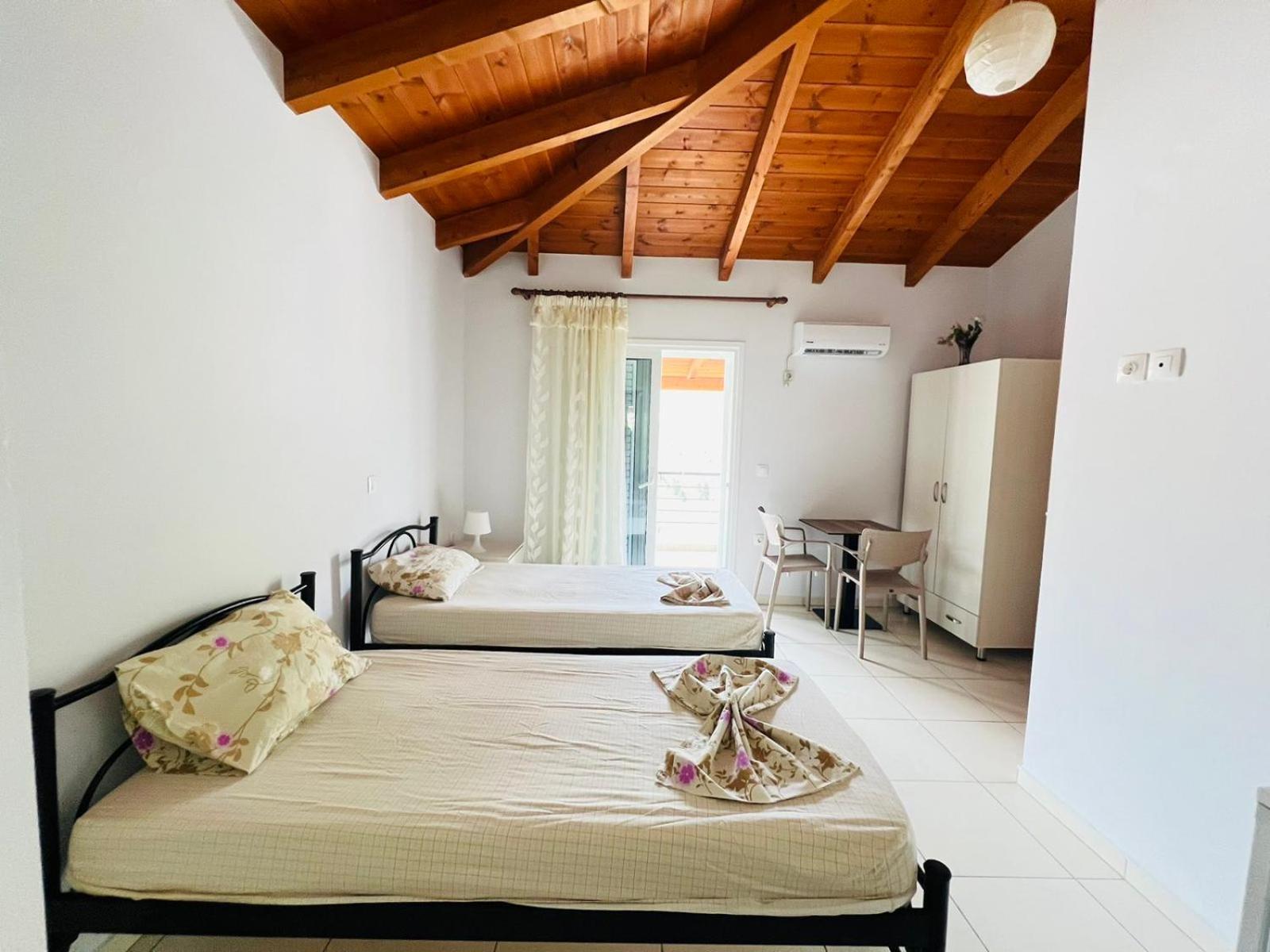Apartments Aneta'S House Himare Esterno foto